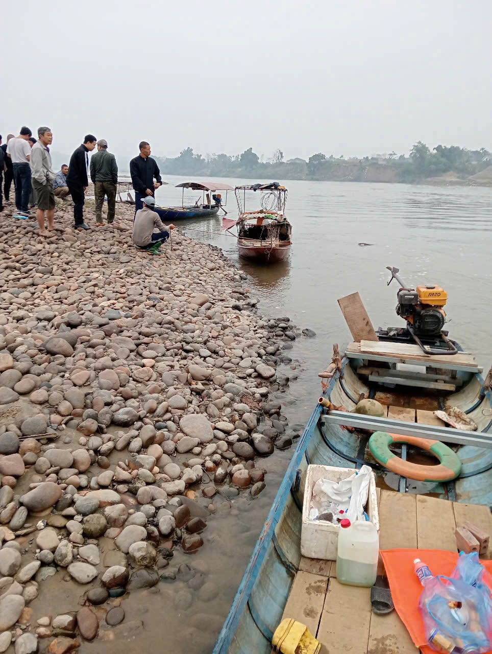 Huy động gần 100 người tìm kiếm 2 vợ chồng bị đuối nước, mất tích trên sông Hồng